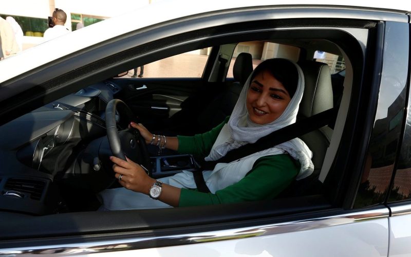 المرور يُعلن آلية تفعيل رخصة القيادة للنساء 1445-2024 وشروط التسجيل بالرسوم المحددة 2 المرور يُعلن آلية تفعيل رخصة القيادة للنساء 1445-2024 وشروط التسجيل بالرسوم المحددة